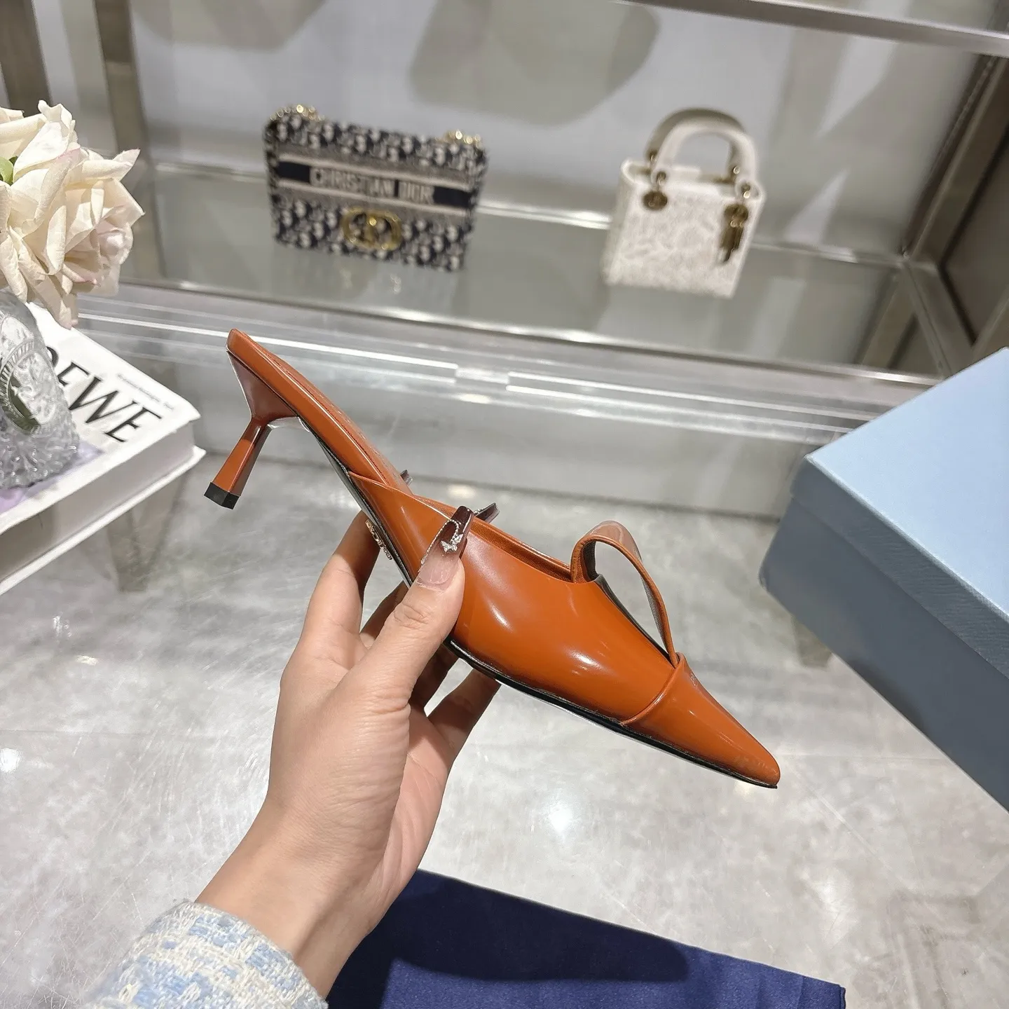 👟👟Ex-factory price 540👟👟 High version ex-factory PRADA* Prada 25ss spring and summer new Mary Jane pointed-toe high-heeled shoes fashion shoes. Purchased from the original version and developed 1:1, perfect details, comfortable on the feet, can be matched with beautiful spring and summer clothes, exquisite and durable 🤩 ✔Upper: original open-edge beaded cowhide ✔Inner: sheepskin ✔Outsole: Italian genuine leather outsole ✔Heel height: 5.5cm, 7.5cm ✔Number of yards: 35-40 (41 customized, non-refundable) ✔Packaging: Original full set of packaging